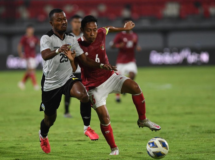Pemain Timnas Indonesia Ronaldo (kiri) dihadang oleh pemain Timnas Timor Leste Orcelio Nobelito dalam pertandingan sepak bola Leg 1 FIFA Matchday di Stadion I Wayan Dipta, Gianyar, Bali, Kamis (27/1/2022). Indonesia menang atas Timor Leste dengan skor 4-1. ANTARA FOTO/Nyoman Budhiana/hp.