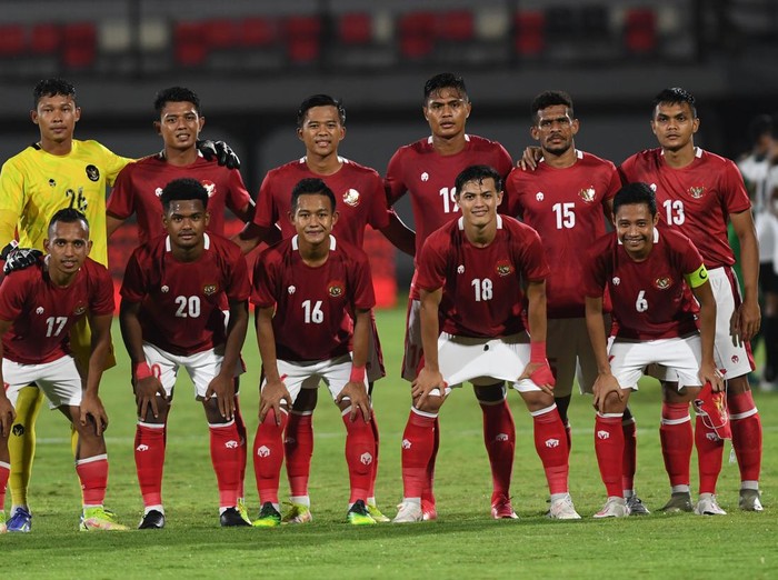 Pemain Timnas Indonesia Ronaldo (kiri) dihadang oleh pemain Timnas Timor Leste Orcelio Nobelito dalam pertandingan sepak bola Leg 1 FIFA Matchday di Stadion I Wayan Dipta, Gianyar, Bali, Kamis (27/1/2022). Indonesia menang atas Timor Leste dengan skor 4-1. ANTARA FOTO/Nyoman Budhiana/hp.