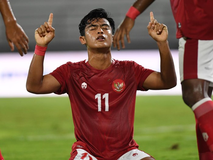Pemain Timnas Indonesia Ronaldo (kiri) dihadang oleh pemain Timnas Timor Leste Orcelio Nobelito dalam pertandingan sepak bola Leg 1 FIFA Matchday di Stadion I Wayan Dipta, Gianyar, Bali, Kamis (27/1/2022). Indonesia menang atas Timor Leste dengan skor 4-1. ANTARA FOTO/Nyoman Budhiana/hp.