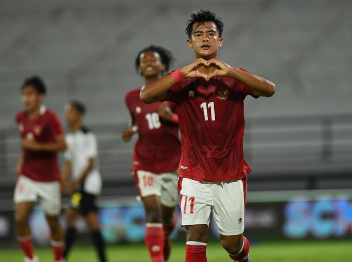 Pemain Timnas Indonesia Ronaldo (kiri) dihadang oleh pemain Timnas Timor Leste Orcelio Nobelito dalam pertandingan sepak bola Leg 1 FIFA Matchday di Stadion I Wayan Dipta, Gianyar, Bali, Kamis (27/1/2022). Indonesia menang atas Timor Leste dengan skor 4-1. ANTARA FOTO/Nyoman Budhiana/hp.
