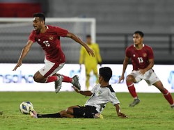 Ricky Kambuaya (kiri) dihadang oleh pemain Timnas Timor Leste Jhon Frith (bawah) dalam pertandingan sepak bola Leg 1 FIFA Matchday di Stadion I Wayan Dipta, Gianyar Bali, Kamis (27/1/2022).