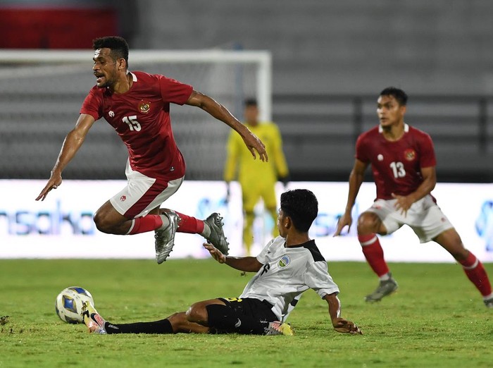 Pemain Timnas Indonesia Ronaldo (kiri) dihadang oleh pemain Timnas Timor Leste Orcelio Nobelito dalam pertandingan sepak bola Leg 1 FIFA Matchday di Stadion I Wayan Dipta, Gianyar, Bali, Kamis (27/1/2022). Indonesia menang atas Timor Leste dengan skor 4-1. ANTARA FOTO/Nyoman Budhiana/hp.