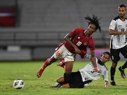 Indonesia menghadapi Timor Leste dalam laga uji coba di Stadion Kapten I Wayan Dipta, Kamis (27/1/2022) malam WITA. Skuad Garuda tertinggal 0-1 di babak pertama lewat gol Paulo Gali Freitas.