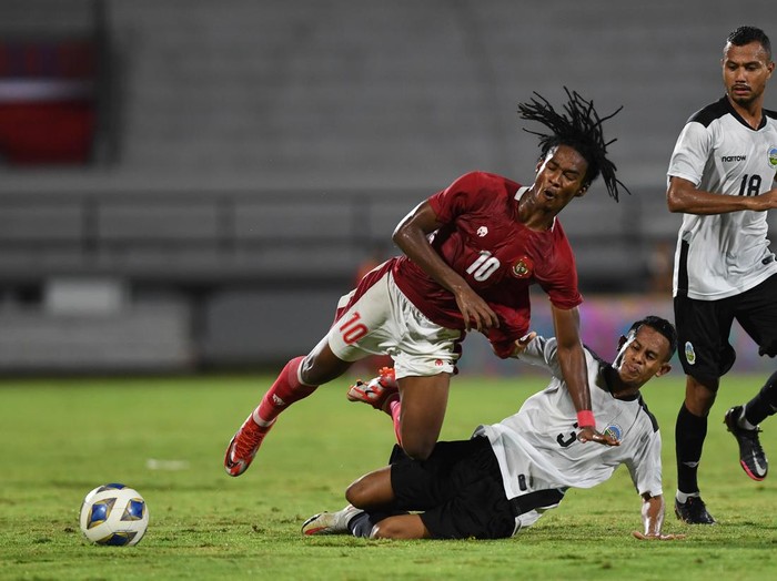 Pemain Timnas Indonesia Ronaldo (kiri) dihadang oleh pemain Timnas Timor Leste Orcelio Nobelito dalam pertandingan sepak bola Leg 1 FIFA Matchday di Stadion I Wayan Dipta, Gianyar, Bali, Kamis (27/1/2022). Indonesia menang atas Timor Leste dengan skor 4-1. ANTARA FOTO/Nyoman Budhiana/hp.