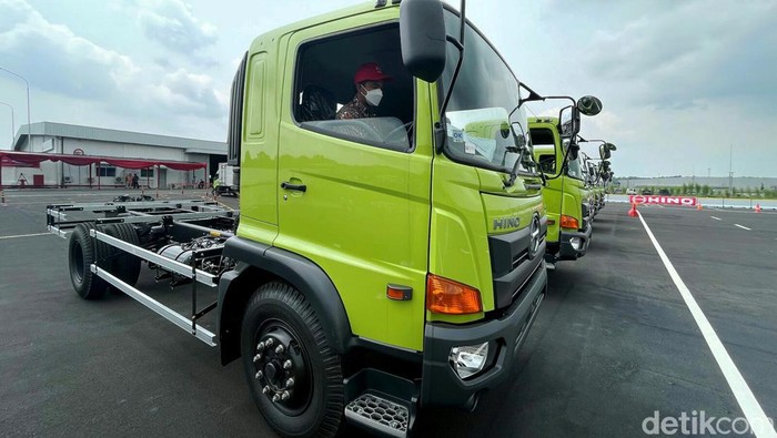 Intip Fasilitas Pelatihan Sopir Truk Bikinan Hino di Purwakarta Hino mendirikan fasilitas pelatihan sopir truk di Purwakarta, Jawa Barat. Fasilitas pelatihan ini memiliki materi pengujian yang lengkap dan terstandar lho.
