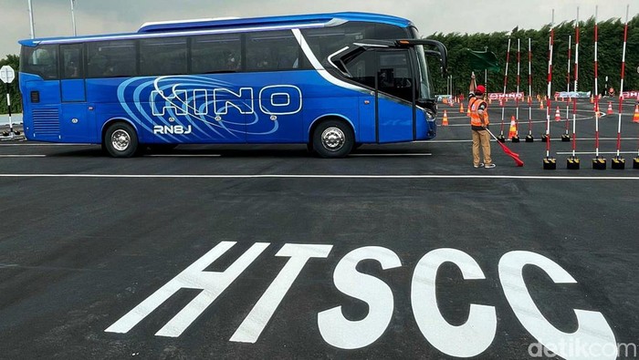 Hino mendirikan fasilitas pelatihan sopir truk di Purwakarta, Jawa Barat. Fasilitas pelatihan ini memiliki materi pengujian yang lengkap dan terstandar lho.