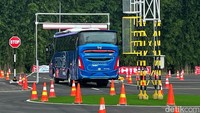 Sebagai informasi, HTSCC bisa digunakan untuk pelatihan berkendara truk dan bus yang aman, seperti teknik safety driving, teknik pengereman, mengemudi yang baik, mengemudi yang ekonomis, pemeriksaan harian, teknik blind spot, serta setiap pelatihan akan dipandu oleh video learning yang diberikan oleh Hino Motors Limited Japan.
