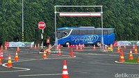 Selain pelatihan secara praktik, diberikan juga pelatihan secara teori seperti update informasi teknologi kendaraan Hino, karakteristik kendaraan dan manusia, serta basic english conversation.