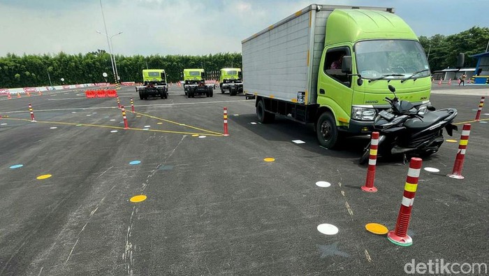 Hino mendirikan fasilitas pelatihan sopir truk di Purwakarta, Jawa Barat. Fasilitas pelatihan ini memiliki materi pengujian yang lengkap dan terstandar lho.