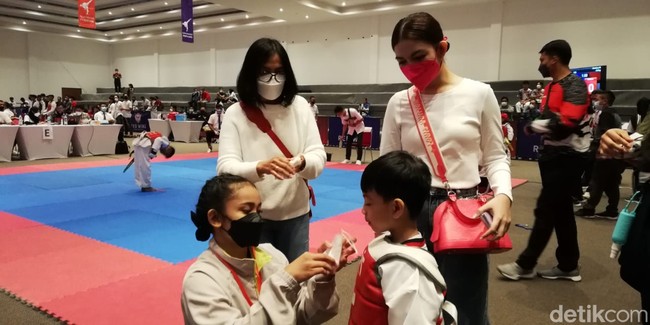 Walau kasual, penampilan mantan Putri Solo itu tetap terlihat atraktif berkat tas shocking pink yang senada dengan maskernya. (Foto: Ari Purnomo/detikcom)