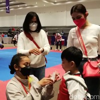 Walau kasual, penampilan mantan Putri Solo itu tetap terlihat atraktif berkat tas shocking pink yang senada dengan maskernya. (Foto: Ari Purnomo/detikcom)