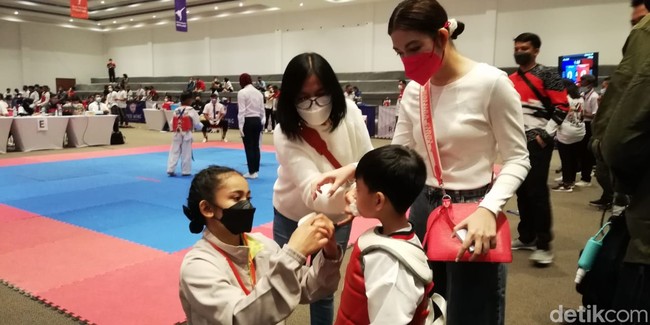 Dalam pertandingan tersebut, Jan Ethes sukses menyabet gelar juara setelah mengandaskan lawannya, Ignatius Jason, dengan skor 26-16. (Perasaannya) hampir sama dengan sebelumnya. Ini tadi yang kedua lawannya juga sama dengan yang dulu, kata Selvi seperti dikutip detikjateng. (Foto: Ari Purnomo/detikcom)