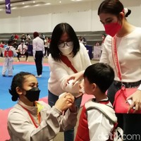 Dalam pertandingan tersebut, Jan Ethes sukses menyabet gelar juara setelah mengandaskan lawannya, Ignatius Jason, dengan skor 26-16. (Perasaannya) hampir sama dengan sebelumnya. Ini tadi yang kedua lawannya juga sama dengan yang dulu, kata Selvi seperti dikutip detikjateng. (Foto: Ari Purnomo/detikcom)