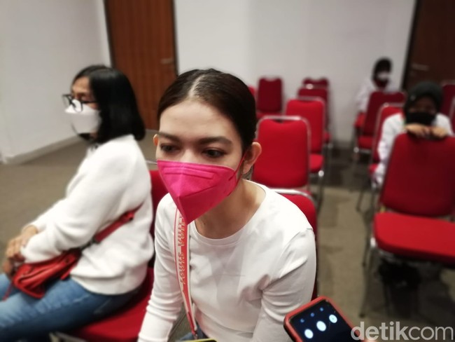 Selvi mengaku bangga dengan prestasi yang telah diraih putranya. Ia pun berharap Jan Ethes tetap bersemangat untuk berlatih. Senang, tapi masih harus banyak belajar lagi, proses saja sih, biar yang penting berani maju dulu sambil belajar, ujar Selvi Ananda. (Foto: Ari Purnomo/detikcom)