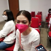 Selvi mengaku bangga dengan prestasi yang telah diraih putranya. Ia pun berharap Jan Ethes tetap bersemangat untuk berlatih. Senang, tapi masih harus banyak belajar lagi, proses saja sih, biar yang penting berani maju dulu sambil belajar, ujar Selvi Ananda. (Foto: Ari Purnomo/detikcom)