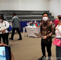 Tas bersiluet klasik ini mendapat sentuhan kekinan dengan strap jacquard yang jenaka. Louis Vuitton membanderol tas ini dari harga US$ 1.350 atau sekitar Rp 19,4 juta. (Foto: Ari Purnomo/detikcom)