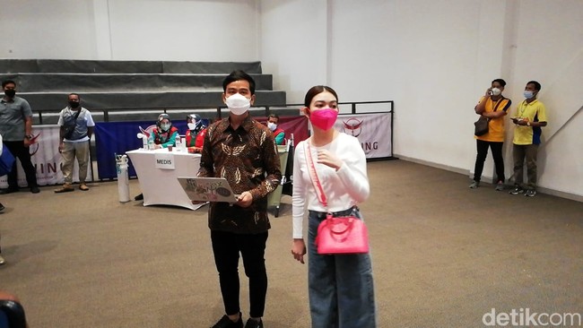 Gibran Rakabuming dan Selvi Ananda hadir di Convention Hall Terminal Tirtonadi Solo, Jumat (28/1/2022). Kedatangan mereka kali ini untuk mendukung sang buah hati, Jan Ethes, yang akan mengikuti kompetisi taekwondo untuk memperebutkan Piala Wali Kota Solo.  (Foto: Ari Purnomo/detikcom)