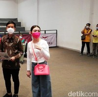 Gibran Rakabuming dan Selvi Ananda hadir di Convention Hall Terminal Tirtonadi Solo, Jumat (28/1/2022). Kedatangan mereka kali ini untuk mendukung sang buah hati, Jan Ethes, yang akan mengikuti kompetisi taekwondo untuk memperebutkan Piala Wali Kota Solo.  (Foto: Ari Purnomo/detikcom)