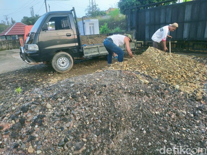 Jalan rusak di Banyuasin diperbaiki secara swadaya oleh warga