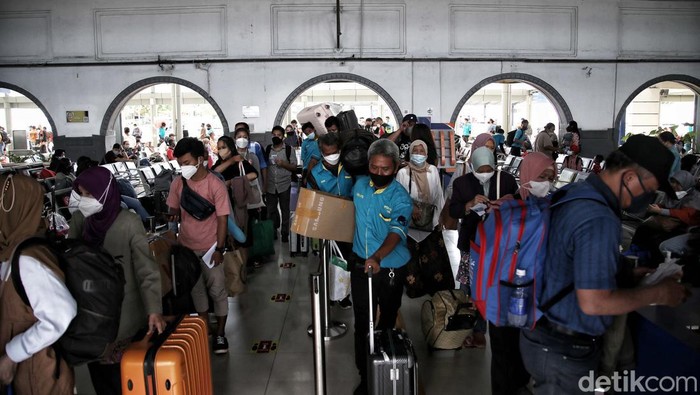 Jelang Libur Imlek, Stasiun Pasar Senen Ramai Banget Stasiun Pasar Senen terpantau ramai jelang libur tahun baru Imlek. Tanggal 31 Januari yang dikenal hari kejepit dimanfaatkan warga untuk cuti agar dapat liburan