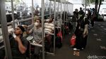 Jelang Libur Imlek, Stasiun Pasar Senen Ramai Banget