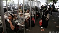 Sebagai salah satu stasiun tersibuk di Jakarta, Stasiun Pasar Senen pun terpantau ramai didatangi calon penumpang menjelang libur tahun baru Imlek. Area tes antigen di stasiun itu tampak penuh oleh para penumpang.