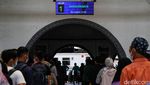 Jelang Libur Imlek, Stasiun Pasar Senen Ramai Banget