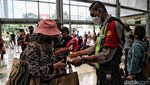 Jelang Libur Imlek, Stasiun Pasar Senen Ramai Banget