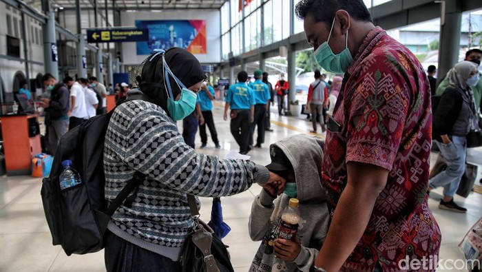 Stasiun Pasar Senen terpantau ramai jelang libur tahun baru Imlek. Tanggal 31 Januari yang dikenal hari kejepit dimanfaatkan warga untuk cuti agar dapat liburan