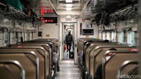 Suasana di dalam gerbong kereta yang bersiap untuk berangkat dari Stasiun Pasar Senen Jakarta.