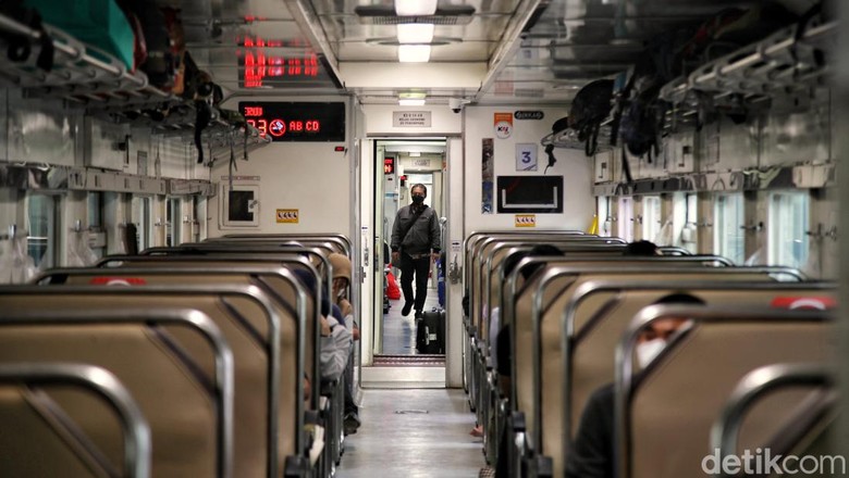 Jelang Libur Imlek, Stasiun Pasar Senen Ramai Banget Stasiun Pasar Senen terpantau ramai jelang libur tahun baru Imlek. Tanggal 31 Januari yang dikenal hari kejepit dimanfaatkan warga untuk cuti agar dapat liburan