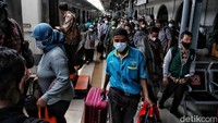 Begini kesibukan Stasiun Pasar Senen menjelang libur tahun baru Imlek, Jumat (28/1/2022).