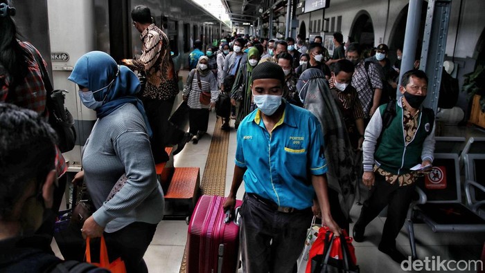 Jelang Libur Imlek, Stasiun Pasar Senen Ramai Banget Stasiun Pasar Senen terpantau ramai jelang libur tahun baru Imlek. Tanggal 31 Januari yang dikenal hari kejepit dimanfaatkan warga untuk cuti agar dapat liburan