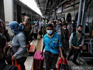 Jelang Libur Imlek, Stasiun Pasar Senen Ramai Banget