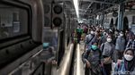 Jelang Libur Imlek, Stasiun Pasar Senen Ramai Banget