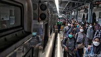 Ribuan penumpang hilir mudik di Stasiun Pasar Senen, Jakarta, menjelang libur Imlek, Jumat (28/1/2022).