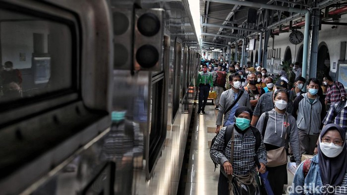 Jelang Libur Imlek, Stasiun Pasar Senen Ramai Banget Stasiun Pasar Senen terpantau ramai jelang libur tahun baru Imlek. Tanggal 31 Januari yang dikenal hari kejepit dimanfaatkan warga untuk cuti agar dapat liburan