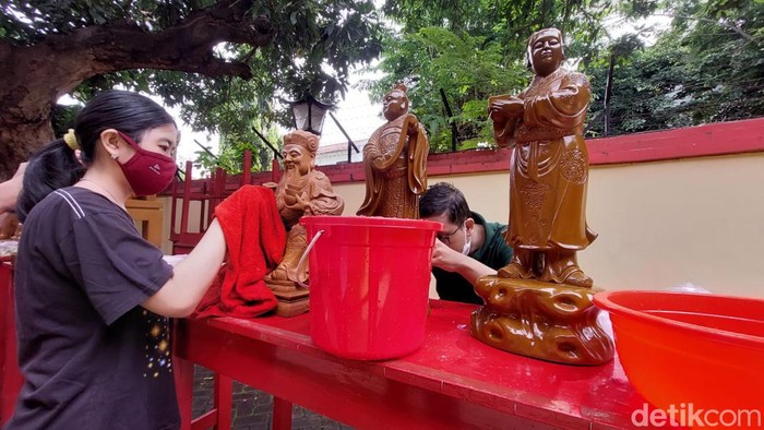 Jemaat bersihkan patung dewa di Klenteng Tri Dharma Kota Probolinggo