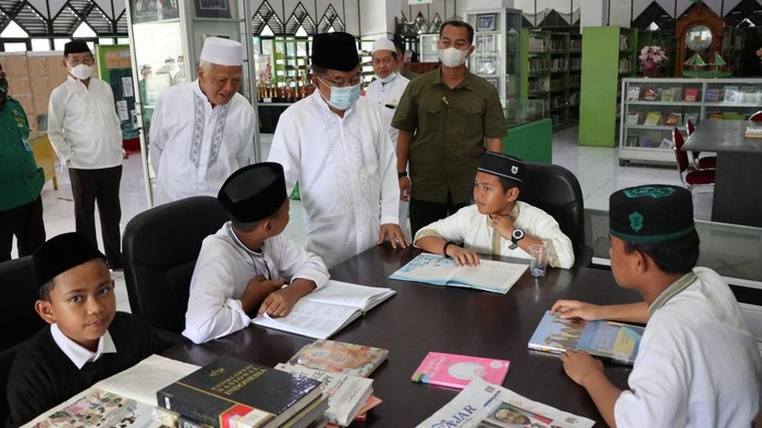 JK usai salat Jumat dan silaturahmi dengan Pengurus Masjid Al-Markaz Al-Islami di Makassar (dok. istimewa)