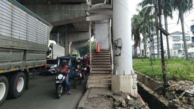 JPO Jl Raya Bekasi, Tipar Cakung, rusak, Jumat (28/1/2022).