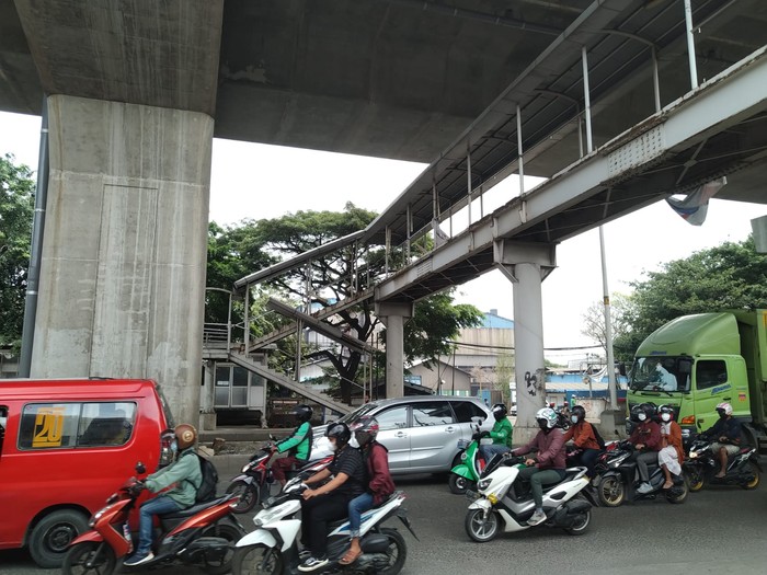 JPO Jl Raya Bekasi, Tipar Cakung, rusak, Jumat (28/1/2022).