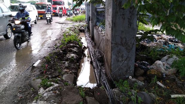 Kabel semrawut dan tiang menjuntai di Jl Raya Bekasi, seberang kantor Kecamatan Cakung, Jakarta Timur, Jumat (28/1/2022).