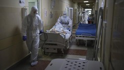 Rusia mencatatkan rekor kasus harian COVID-19 mencapai 88 ribu kasus. Kondisi itu membuat nakes di rumah sakit Rusia pun sibuk merawat para pasien COVID-19.