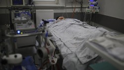 Rusia mencatatkan rekor kasus harian COVID-19 mencapai 88 ribu kasus. Kondisi itu membuat nakes di rumah sakit Rusia pun sibuk merawat para pasien COVID-19.