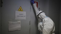 Seorang nakes beristirahat sejenak di sela-sela perawatan pasien COVID-19 di ruang ICU sebuah rumah sakit yang berlokasi di Krasnodar, Rusia. AP Photo/Vitaliy Timkiv.