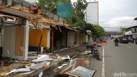 Pembongkaran bangunan semi permanen tersebut dalam rangka penertiban kawasan Jalan Mataram.