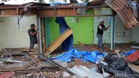 Puluhan lapak berbentuk bangunan kios semi permanen yang tadinya digunakan untuk berjualan sepatu tersebut sudah puluhan tahun memenuhi trotoar dan membuat kemacetan lalu lintas di Jalan Mataram.
