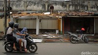 Pekerja membongkar bangunan semi permanen lapak pedagang kaki lima di kawasan Jalan Mataram, Kota Yogyakarta, Jumat (28/1/2021).