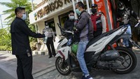 Kantor Kementerian Sosial yang berada di Salemba, Jakarta Pusat, ditutup selama 3 hari usai ada 60 pegawai yang positif COVID-19 setelah menjalani tes PCR.  