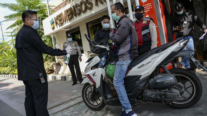 Kantor Kementerian Sosial (Kemensos) di Salemba, Jakarta, ditutup selama 3 hari. Penutupan dilakukan usai ada 60 pegawai yang positif COVID-19